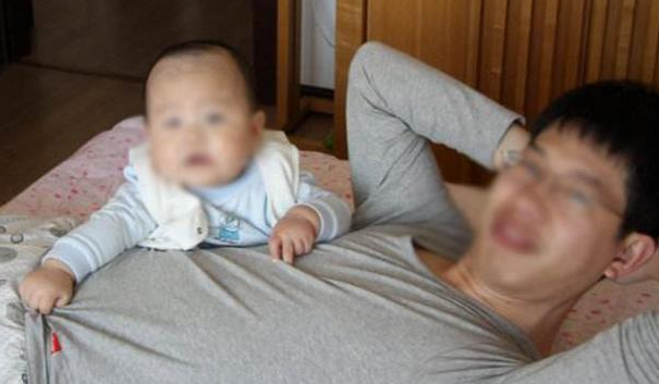 与前妻离婚独自带孩子三年，一份亲子鉴定报告让男子落泪